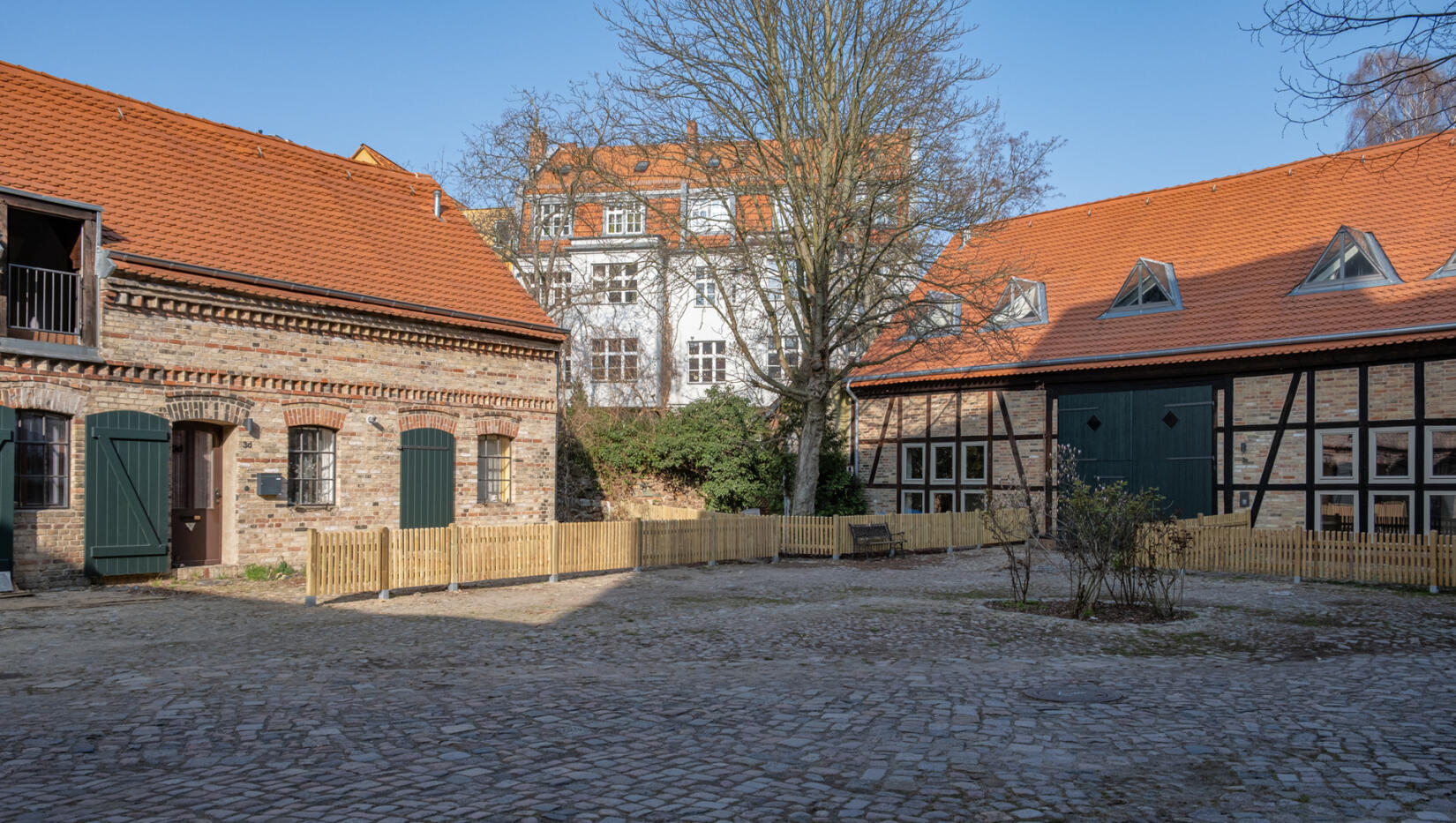 Denkmalgeschütztes Wohnensemble in historischer Rixdorfer Hofidylle | Titelbild