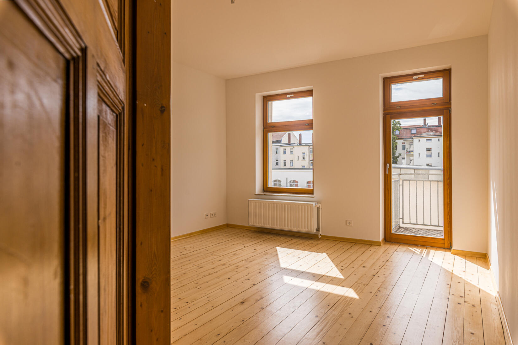 Viel Licht & Platz: 2-Zimmer-Altbauwohnung mit Ost-Balkon | Titelbild