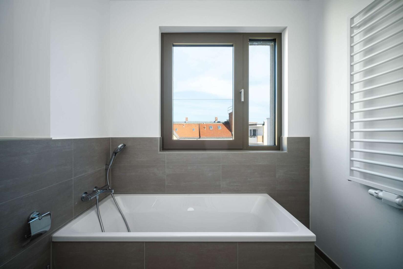 Mit Dusche und Wanne