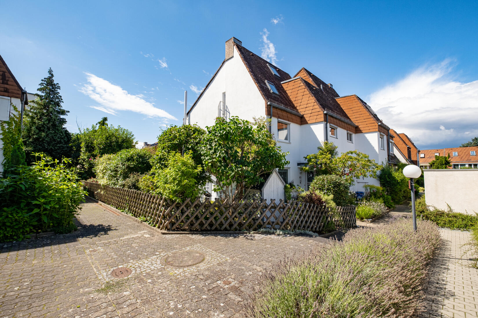 Mit Garage, Garten & Süd-Terrasse: Großes Reihenmittelhaus in grüner Umgebung | Titelbild