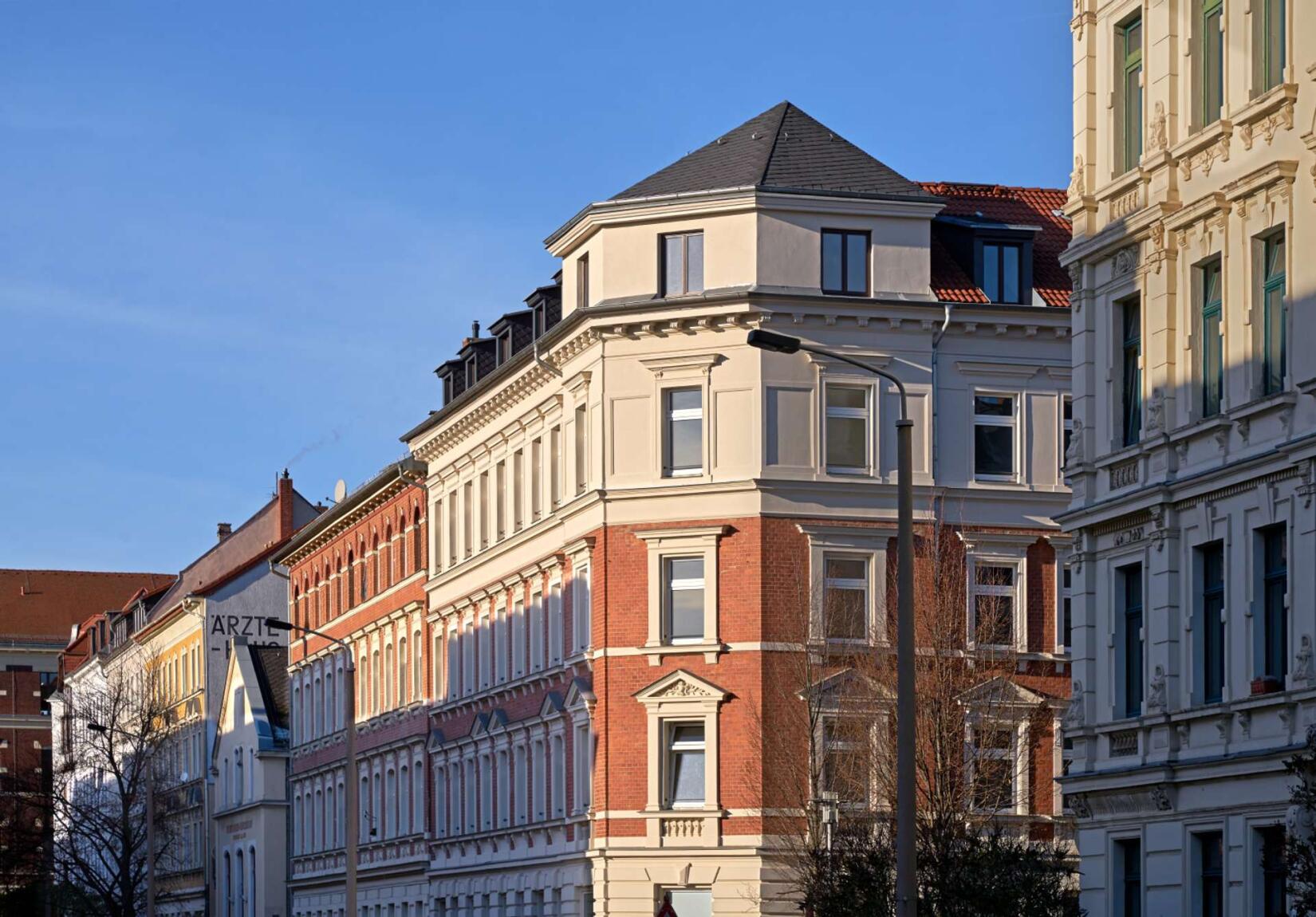 Schöne Kapitalanlage in Gohliser Gründerzeitbau: Vermietete 2-Zimmer-Wohnung mit Balkon | Titelbild