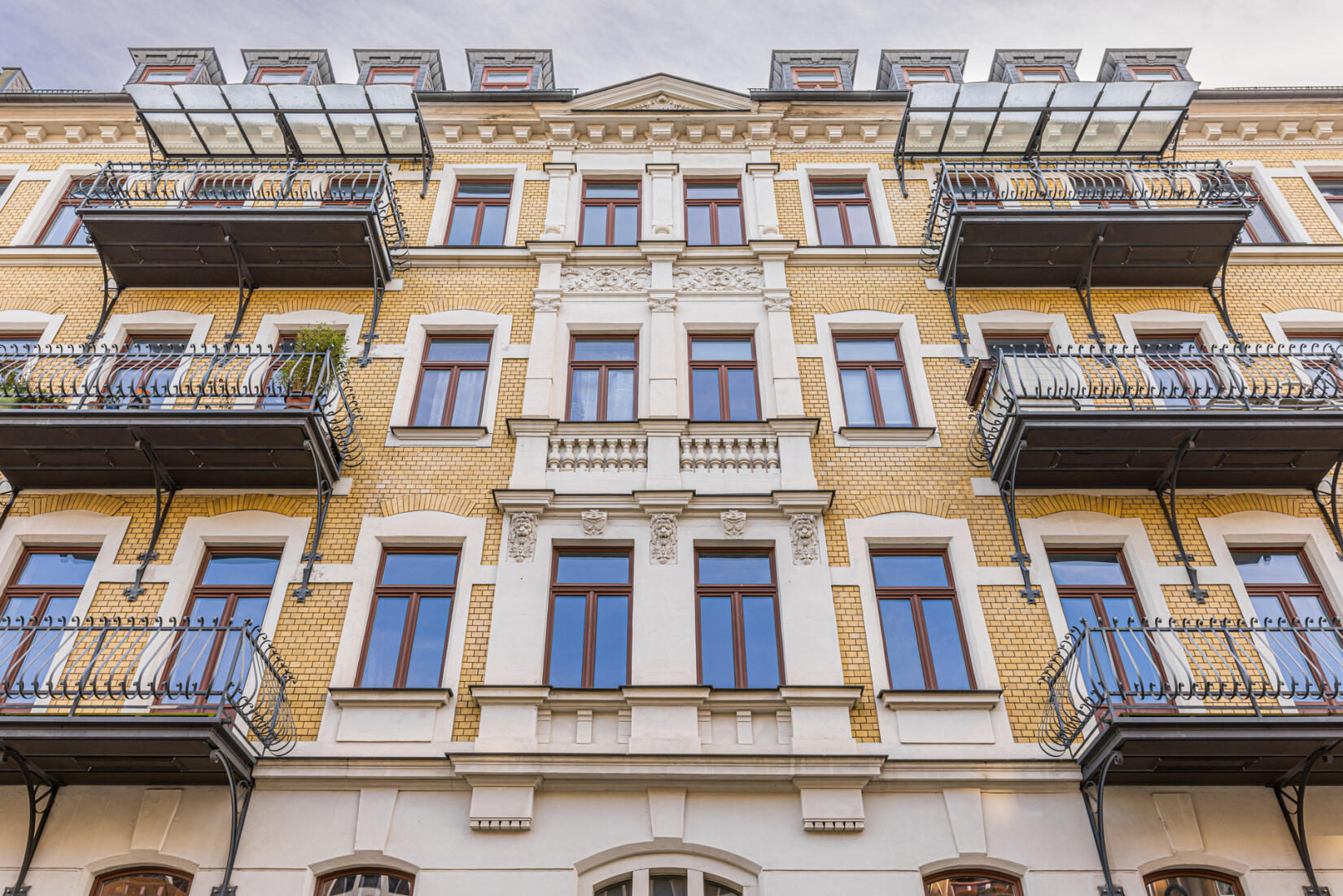 Die Fassade mit Balkon