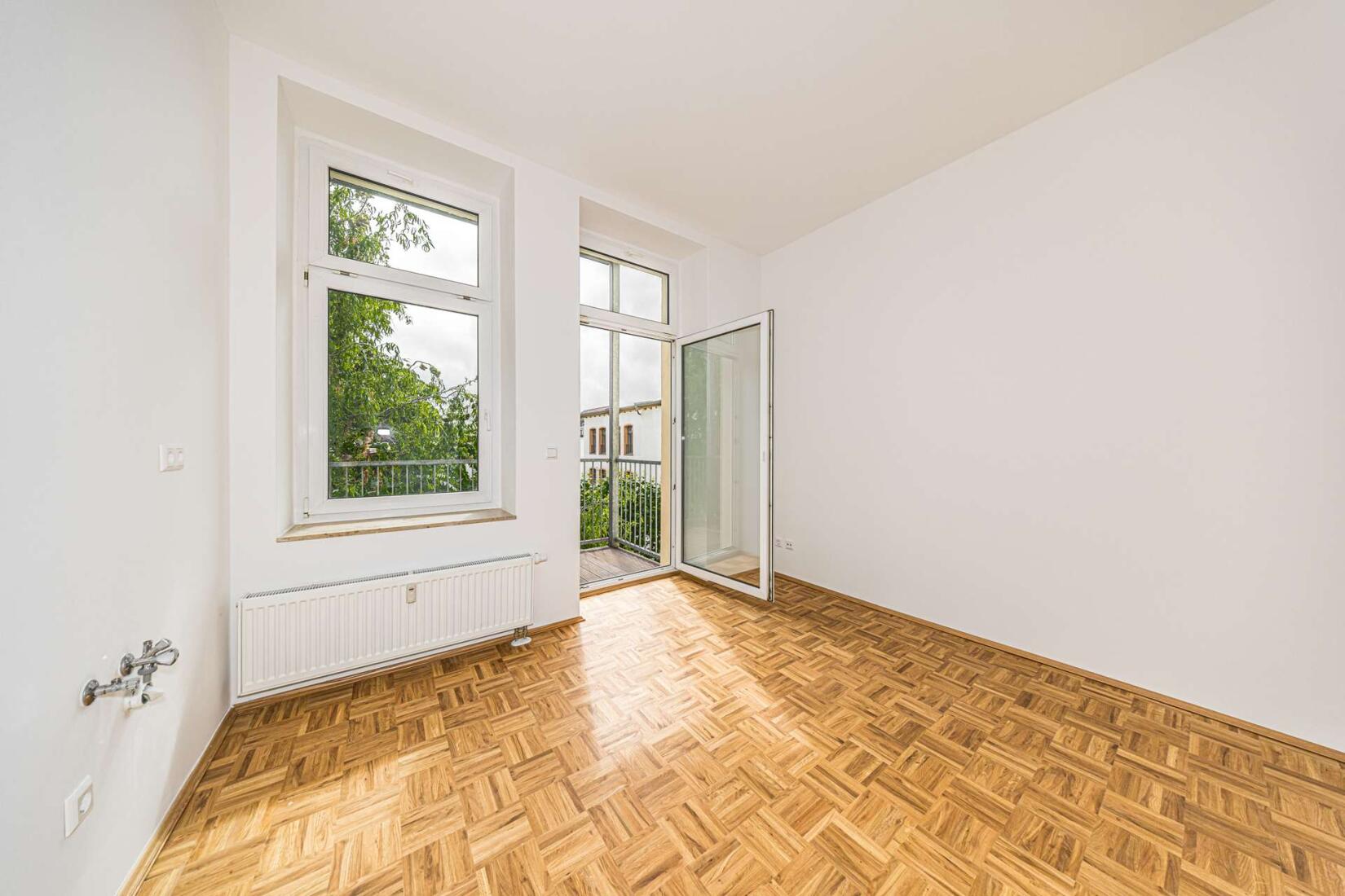 Die Küche mit Balkonzugang