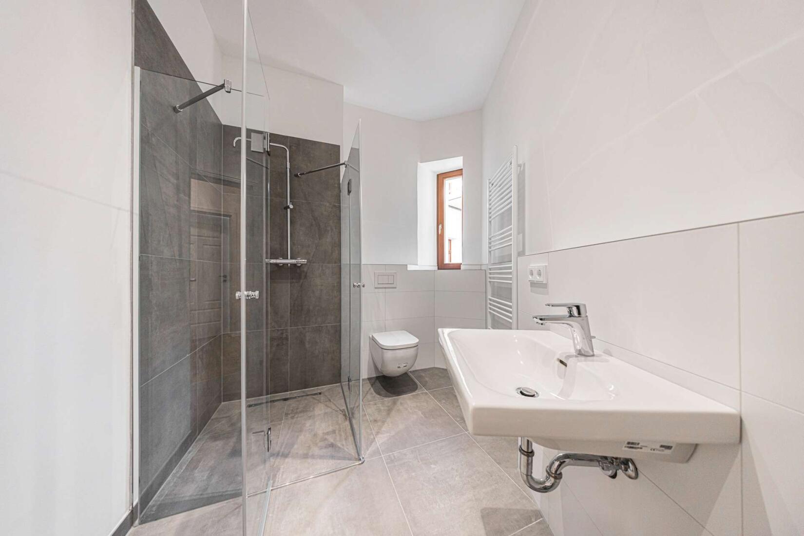 Modernes Bad mit Dusche