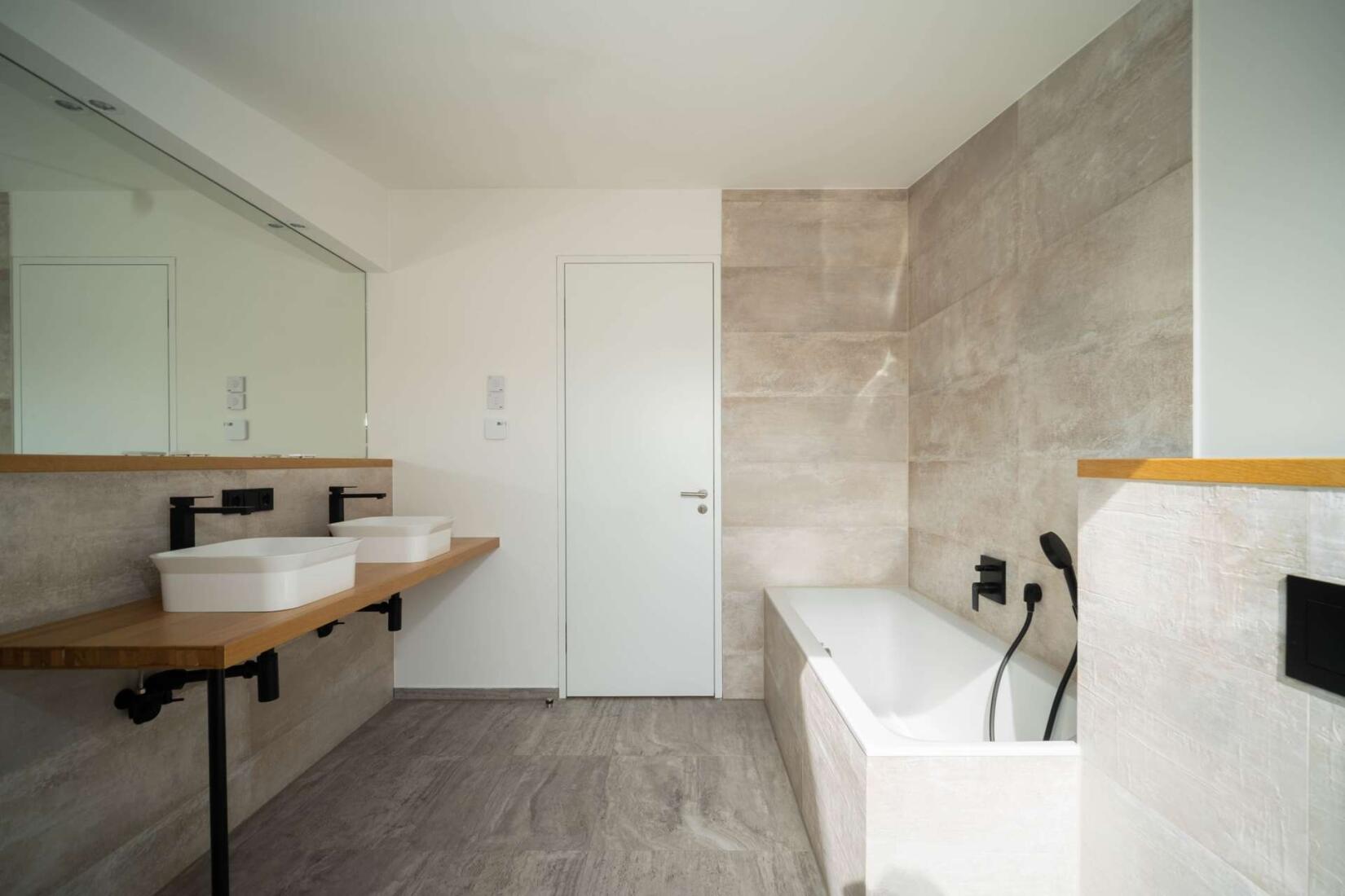 Modernes Badezimmer