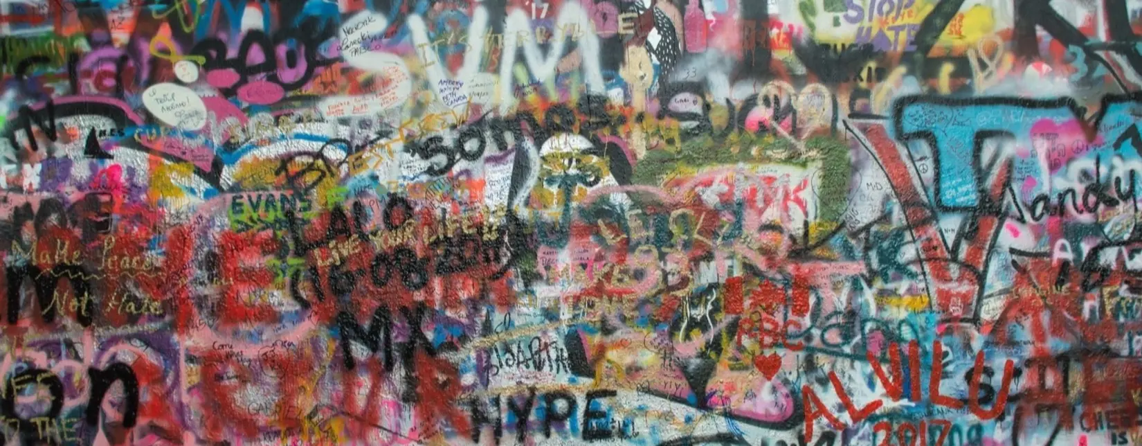 Ausschnitt einer Graffitimauer
