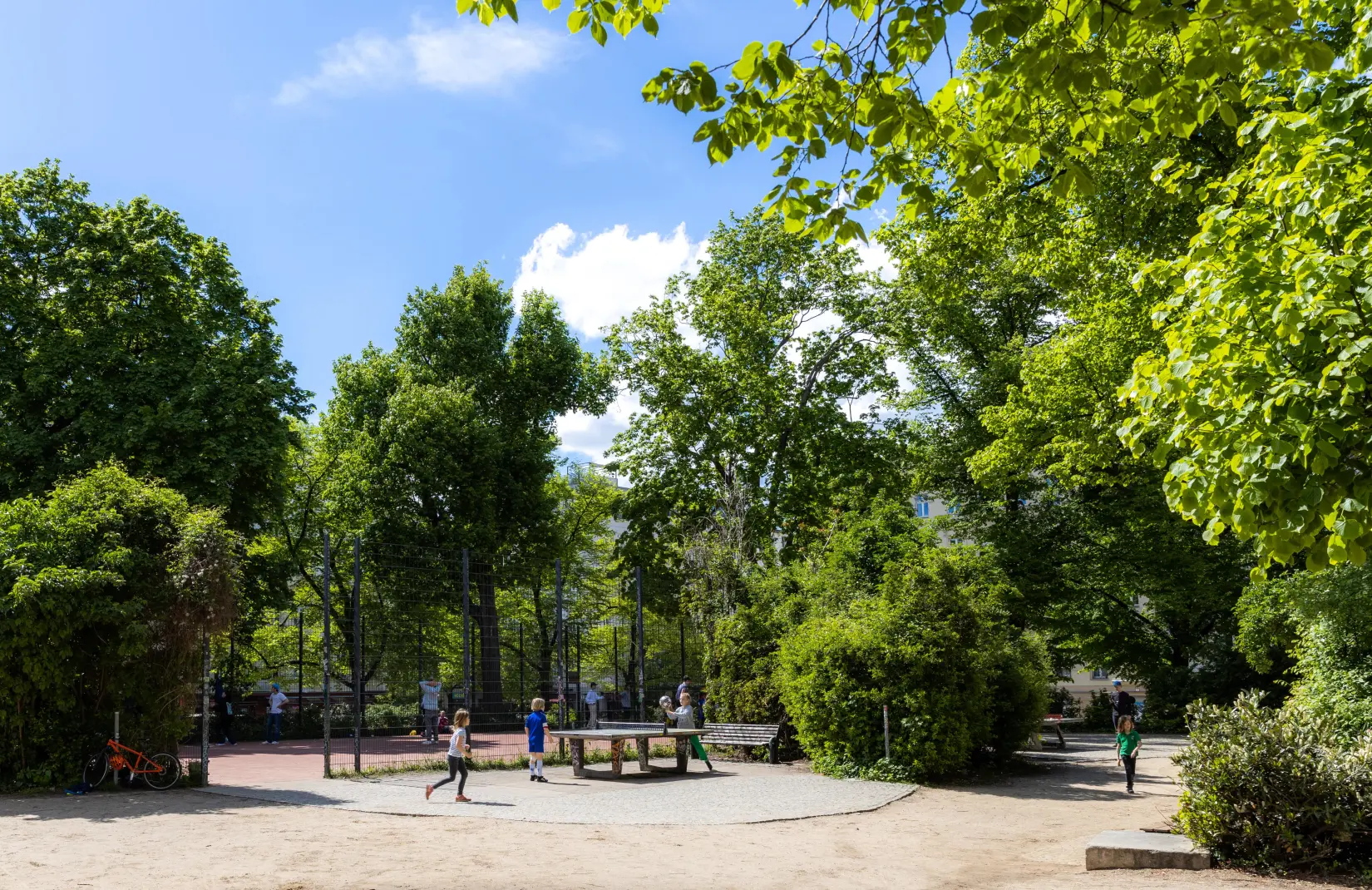 Tischtennis spielen im Park am Helmholtzplatz.