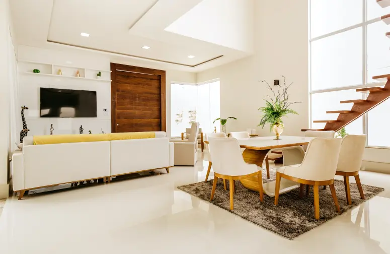 Modern gestaltetes Wohnzimmer mit schöner Ambiente.