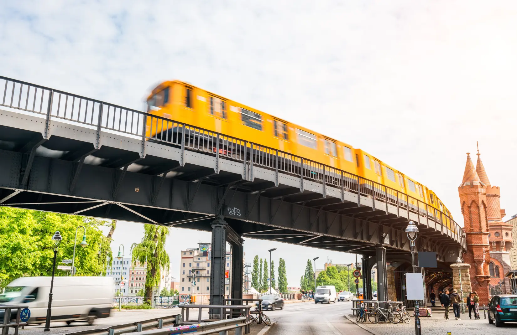 Berliner U-Bahn fährt über die Oberbaumbrücke