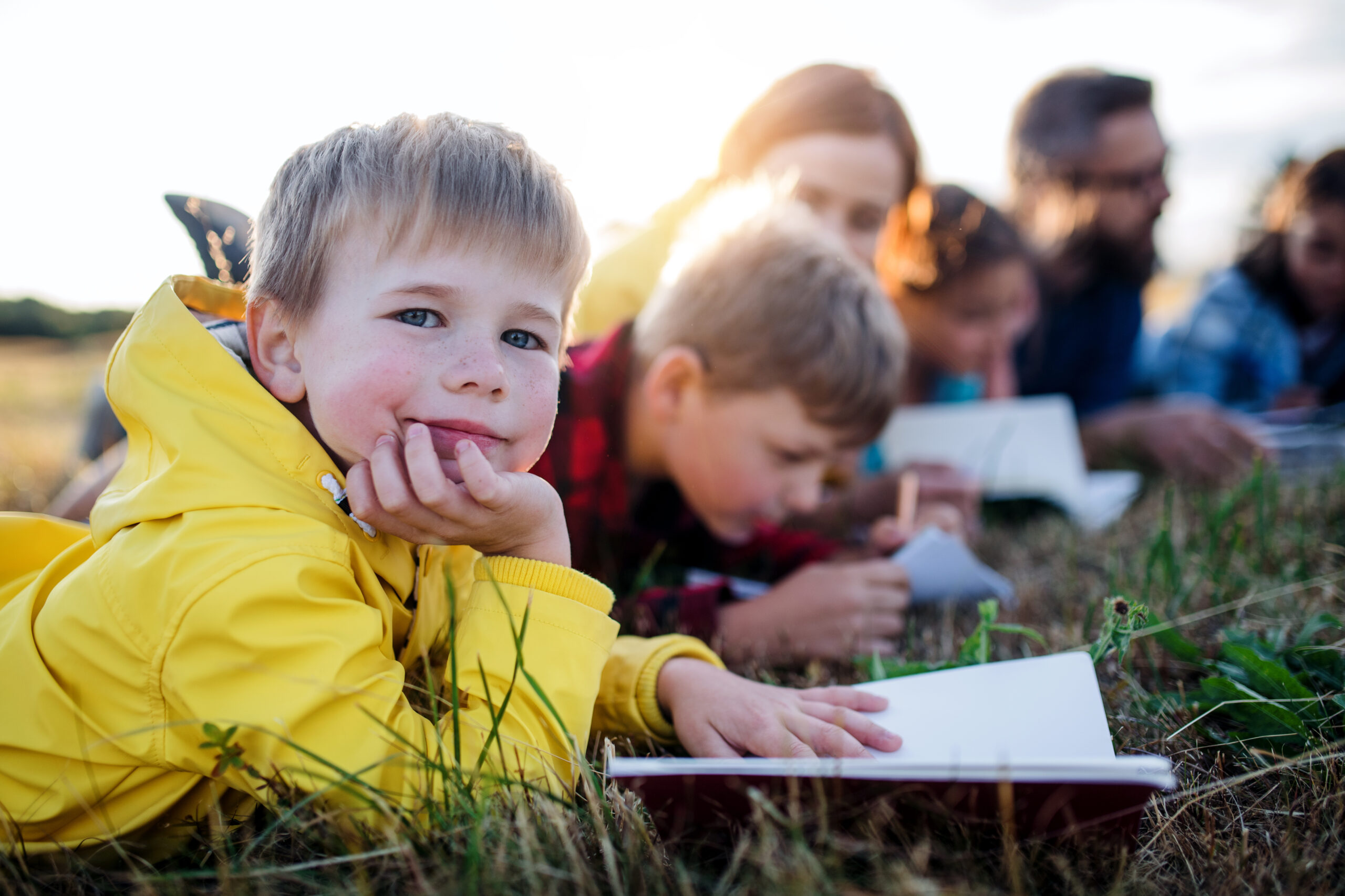 Lernende Kinder in der Natur