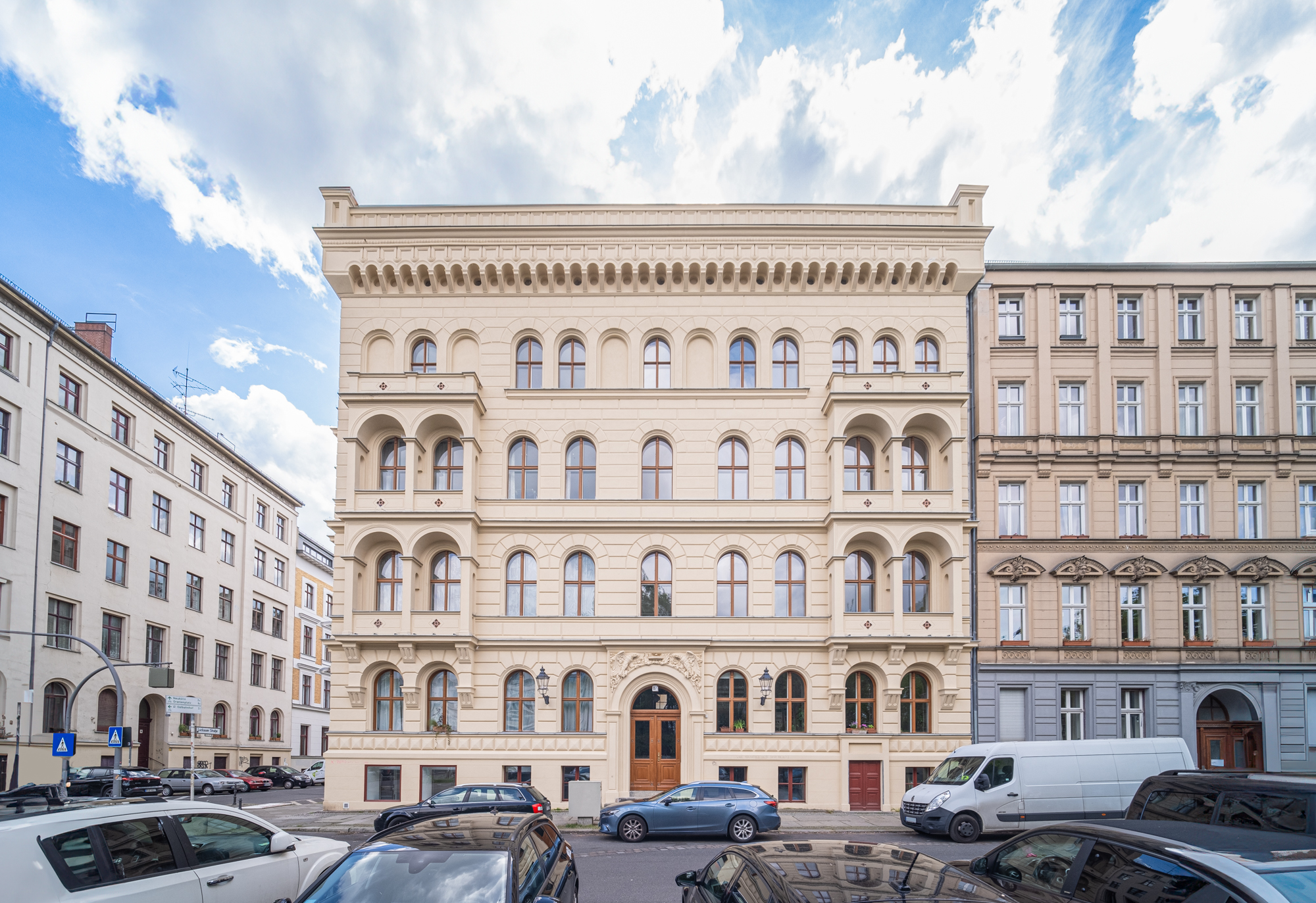 Denkmalgeschützte Häuserfassade mit aufwendig restaurierten Verzierungen und original erhaltenen architektonischen Details, die den historischen Charme des Gebäudes bewahren.