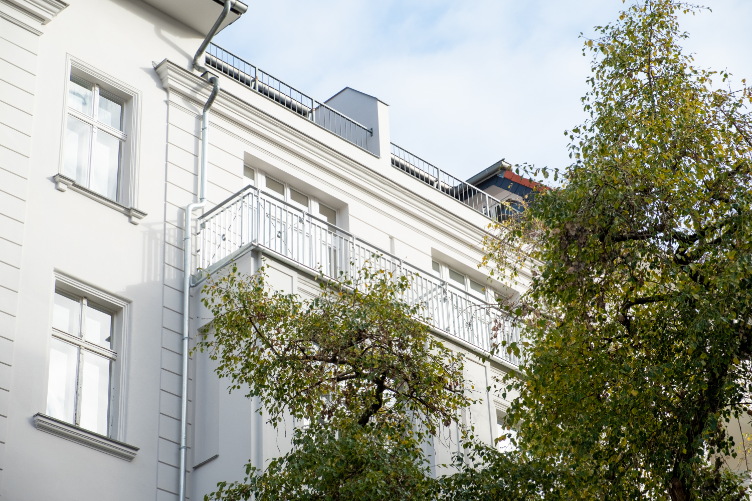 Saniertes Altbaugebäude mit einer schlichten, aber charmanten Fassade und traditionellen Elementen, die das historische Flair des Hauses bewahren.