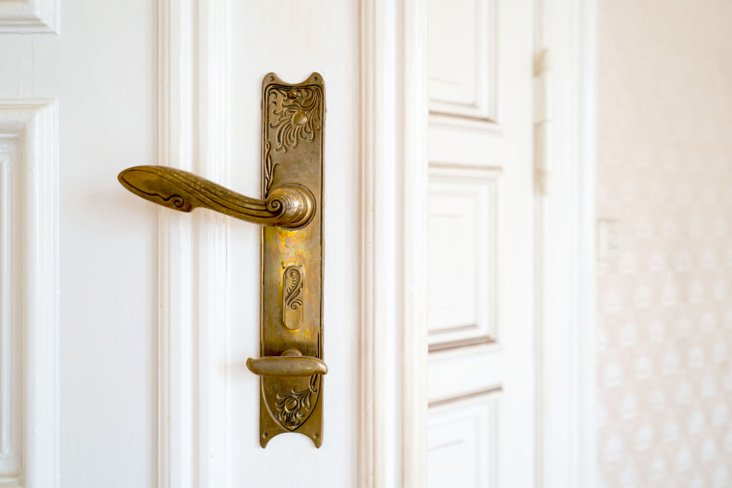 Antique brass door handle in a period apartment that preserves the originality and historic character of the building.