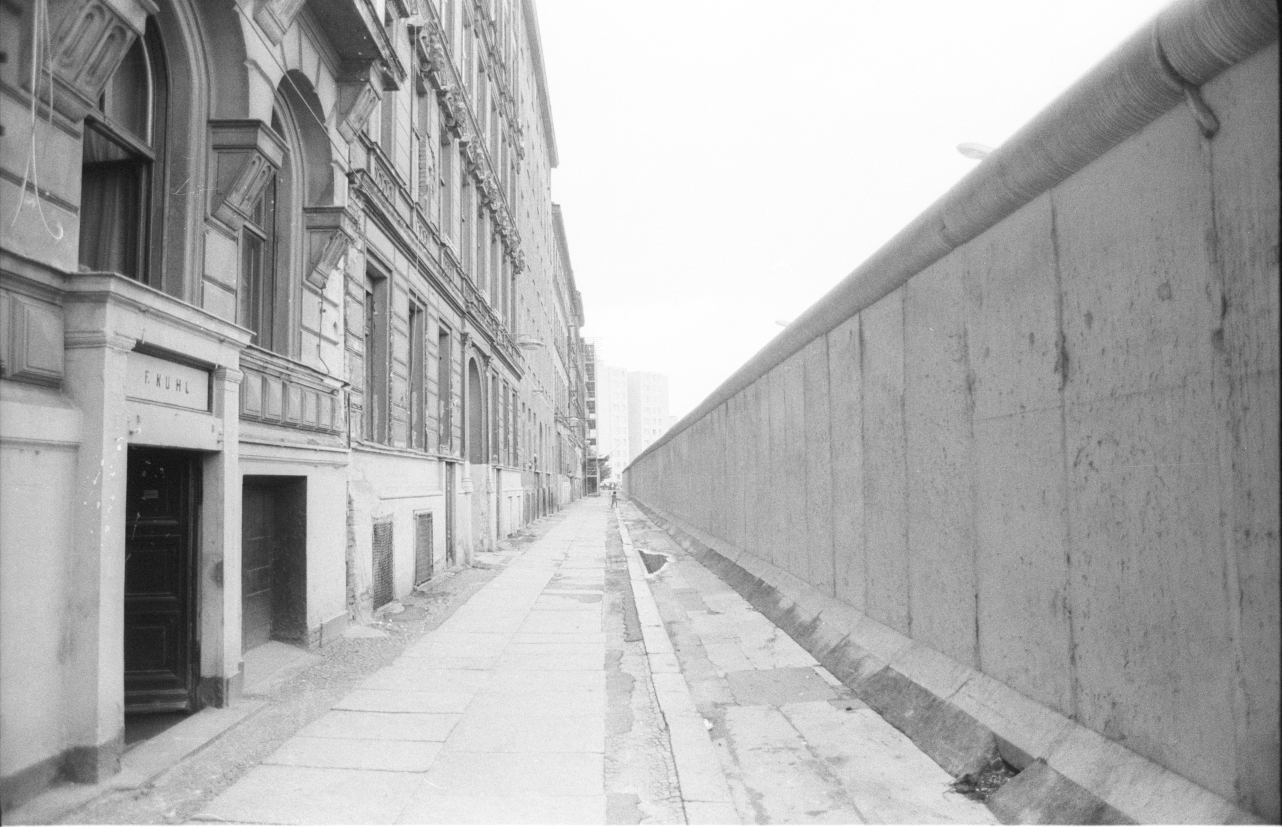 Bürgersteig entlang der Grenzmauer 75 an der Sebastianstraße | Stiftung Berliner Mauer